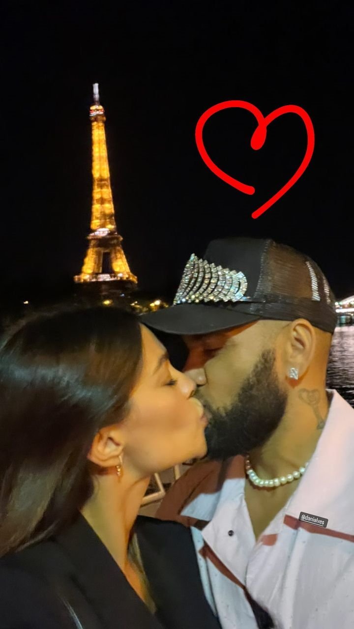 Joana Sanz beso Dani Alves @joanasanz Joana Sanz beso Dani Alves @joanasanz