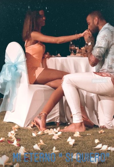 Joana Sanz y Dani Alves si quiero @joanasanz Joana Sanz y Dani Alves si quiero @joanasanz