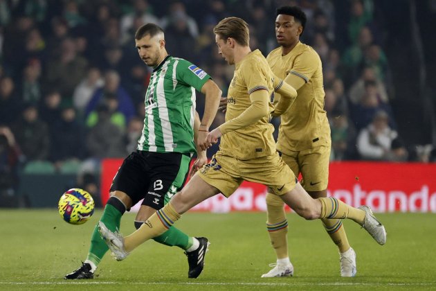 Guido Rodriguez Frenkie de Jong Betis Barça / Foto: EFE