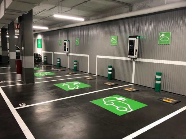 FOTOGRAFIA Punts de recàrrega per a vehicles elèctrics en una botiga de Mercadona FOTOGRAFIA Punts de recàrrega per a vehicles elèctrics en una botiga de Mercadona