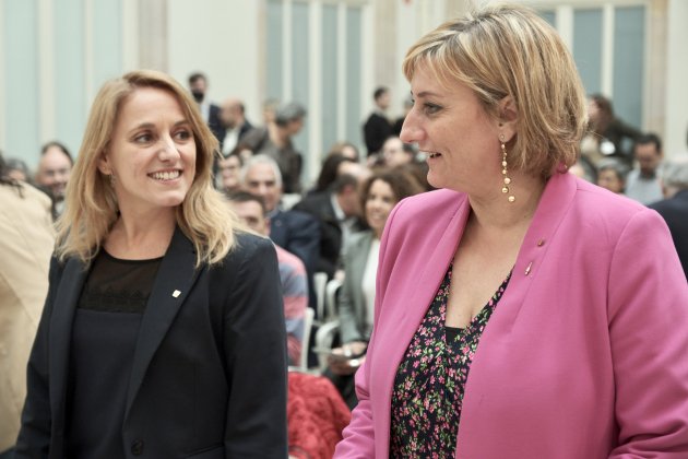 natàlia masía y alba|amanecer vergés parlamento presupuestos foto carlos baglietto