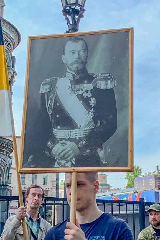 Un seguidor rus del MIR es manifesta a Rússia con una bandera del tsar Un seguidor rus del MIR es manifesta a Rússia con una bandera del tsar
