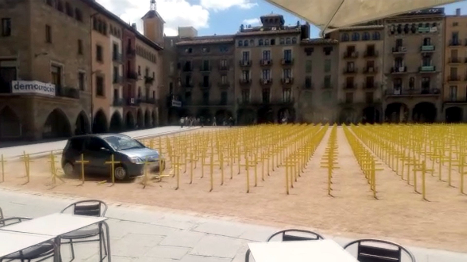 Absuelto el individuo que entró en coche en la plaça Major de Vic para embestir cruces amarillas