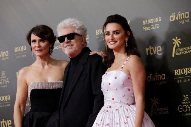 pedro almodovar aitana sanchez gijon y penelope cruz en la alfombra roja de los premios goya 2022 1