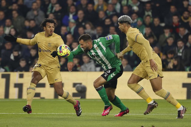 Kounde y Araujo defendiendo a Borja Iglesias durante el Betis - Barça / Foto: EFE