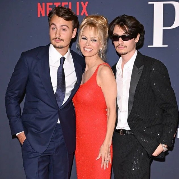 Pamela Anderson posant al costat dels|juntament amb seus fills Pamela Anderson posant al costat dels|juntament amb seus fills