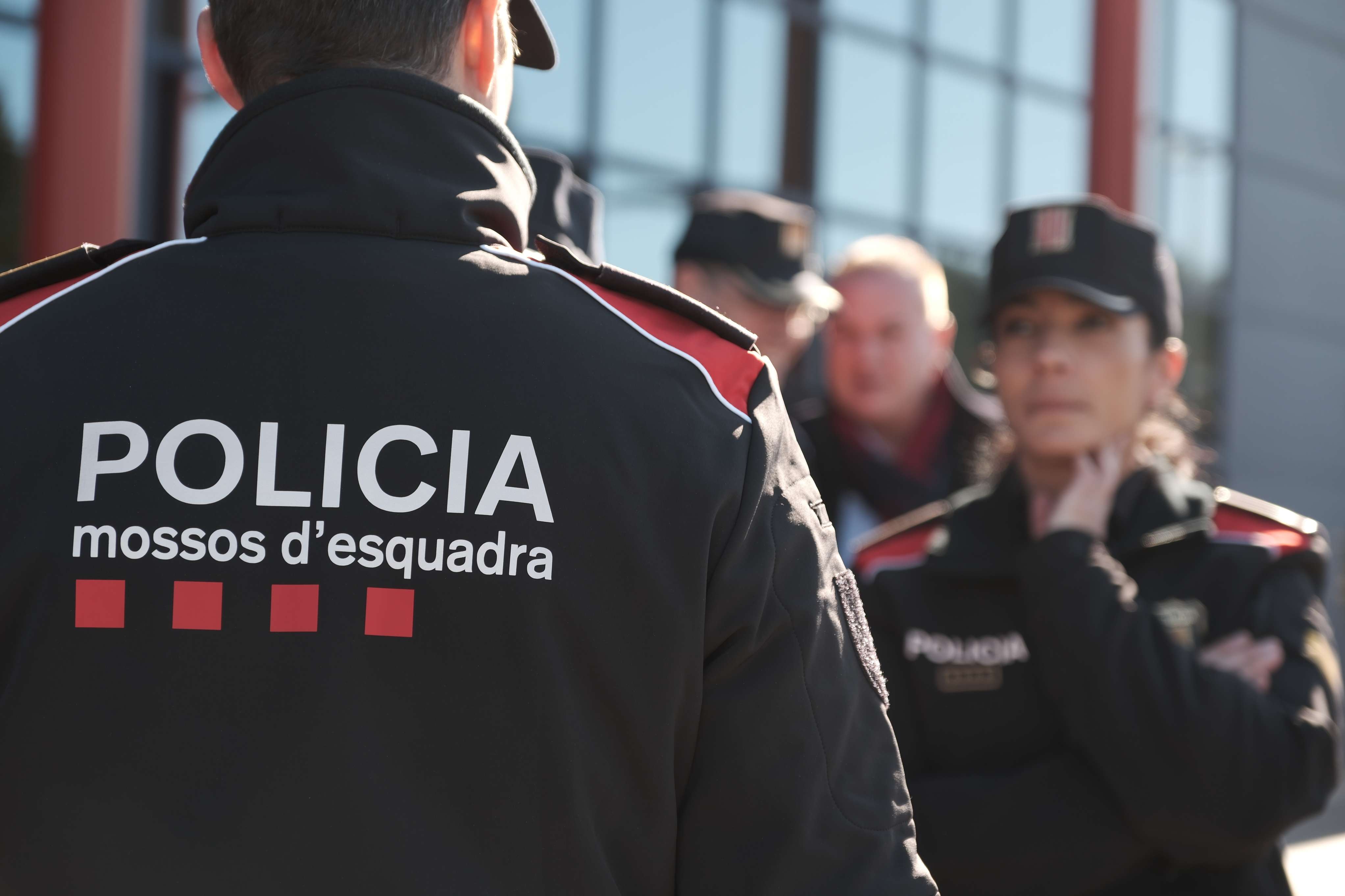 Los Mossos jubilan el uniforme de 1984 y se visten de futuro y policía moderna