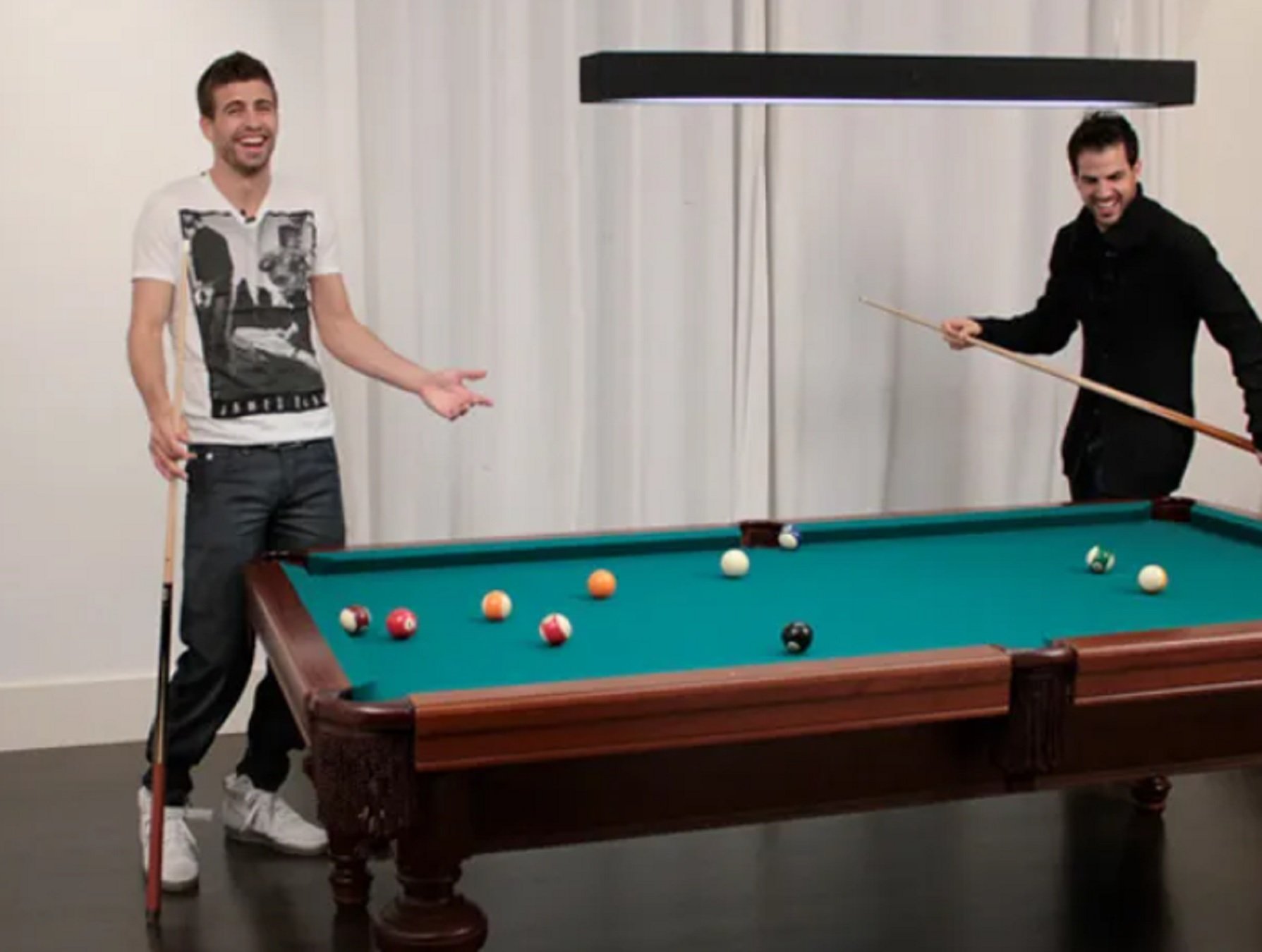 Piqué i Cesc jugant al billar Archivo Piqué i Cesc jugant al billar Archivo