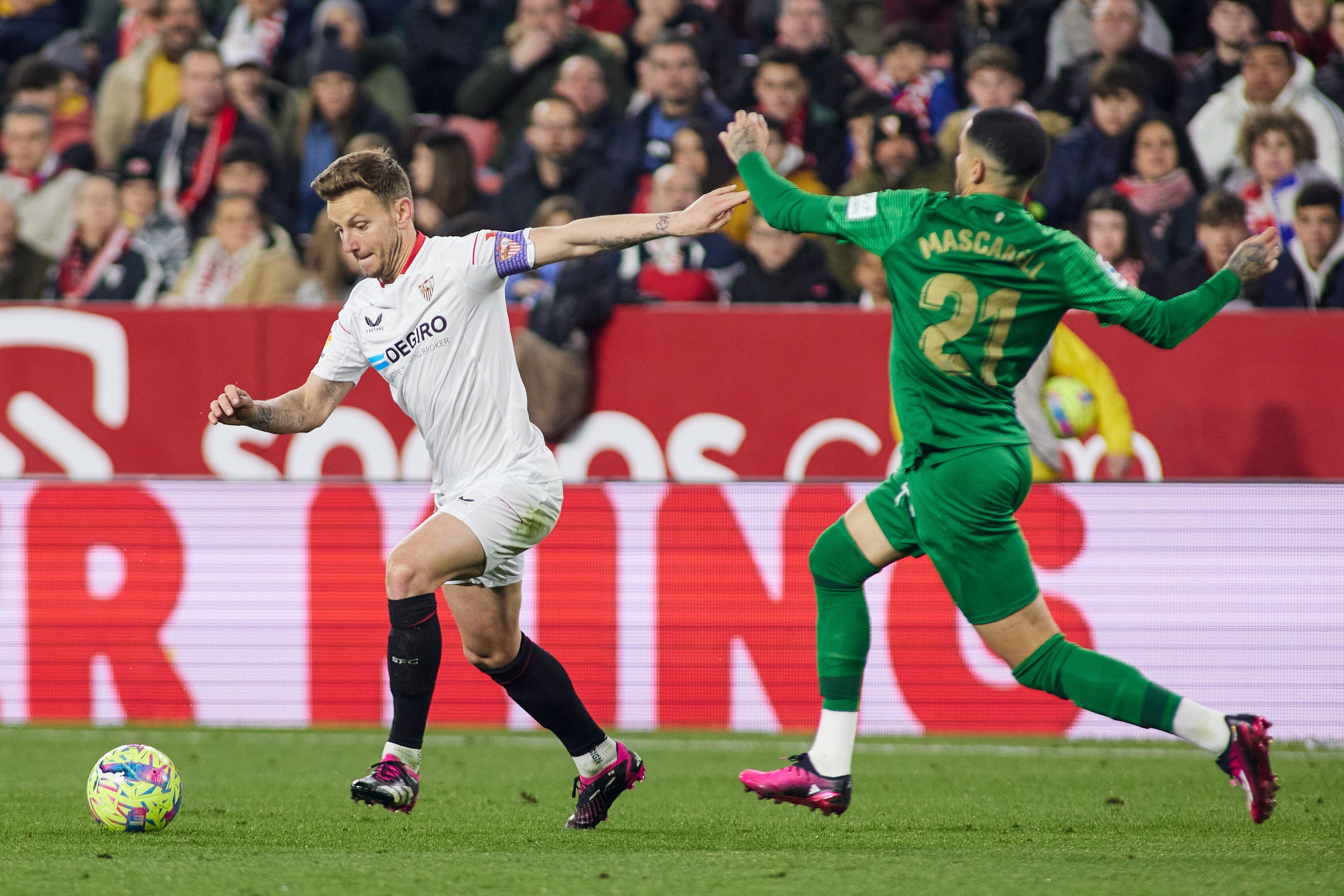 Quique Sánchez Flores vol Gio Reyna per substituir Rakitic al Sevilla