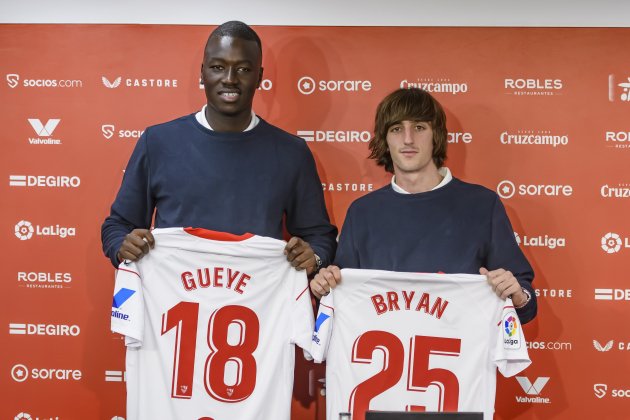 Gueye Bryan fitxatges Sevilla gener 2023 / Foto: EFE - Raul Caro