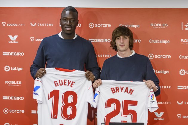 Gueye Bryan fitxatges Sevilla gener 2023 / Foto: EFE - Raul Caro Gueye Bryan fitxatges Sevilla gener 2023 / Foto: EFE - Raul Caro