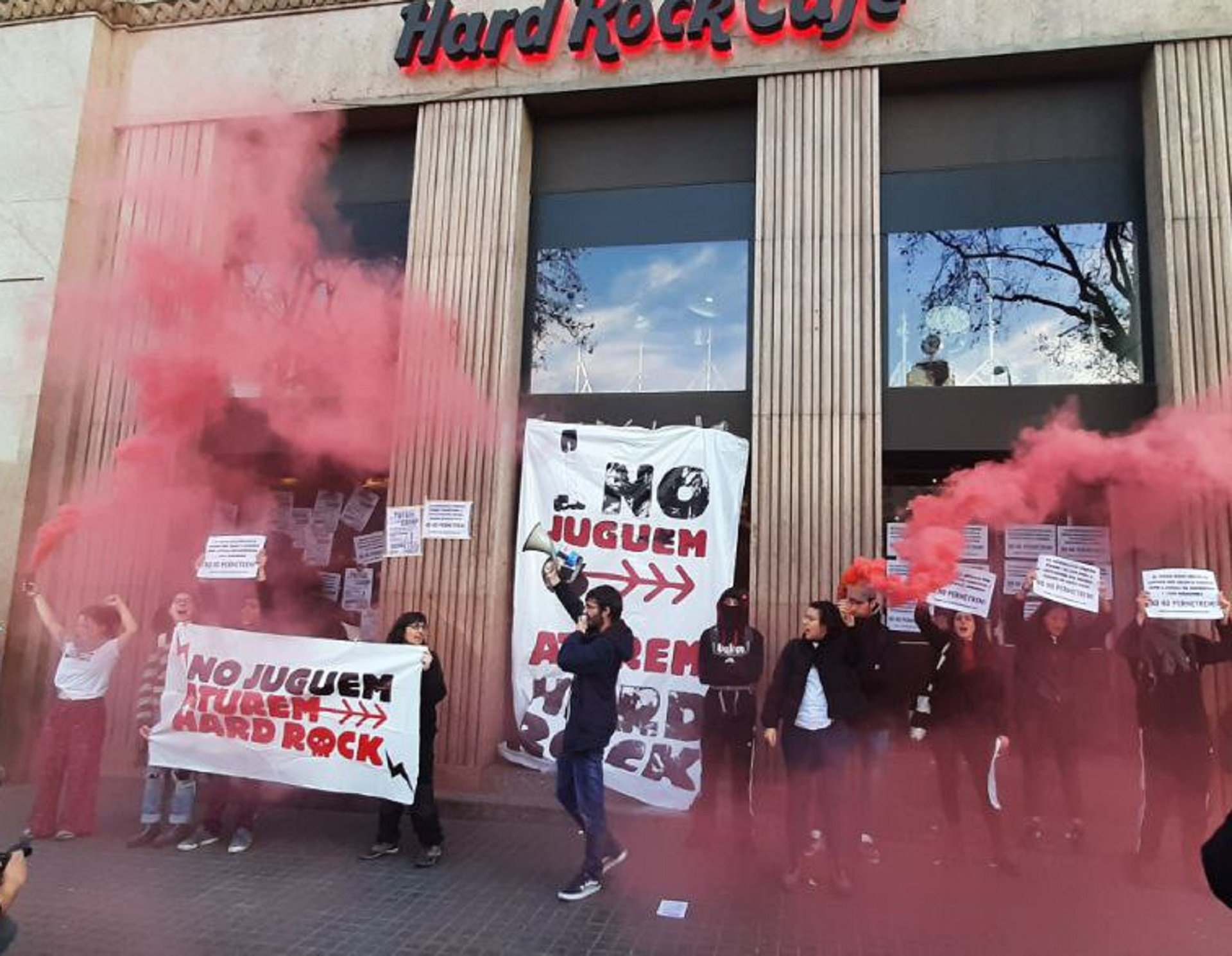 Protesta en plaza Catalunya contra el proyecto Hard Rock, previsto en los presupuestos