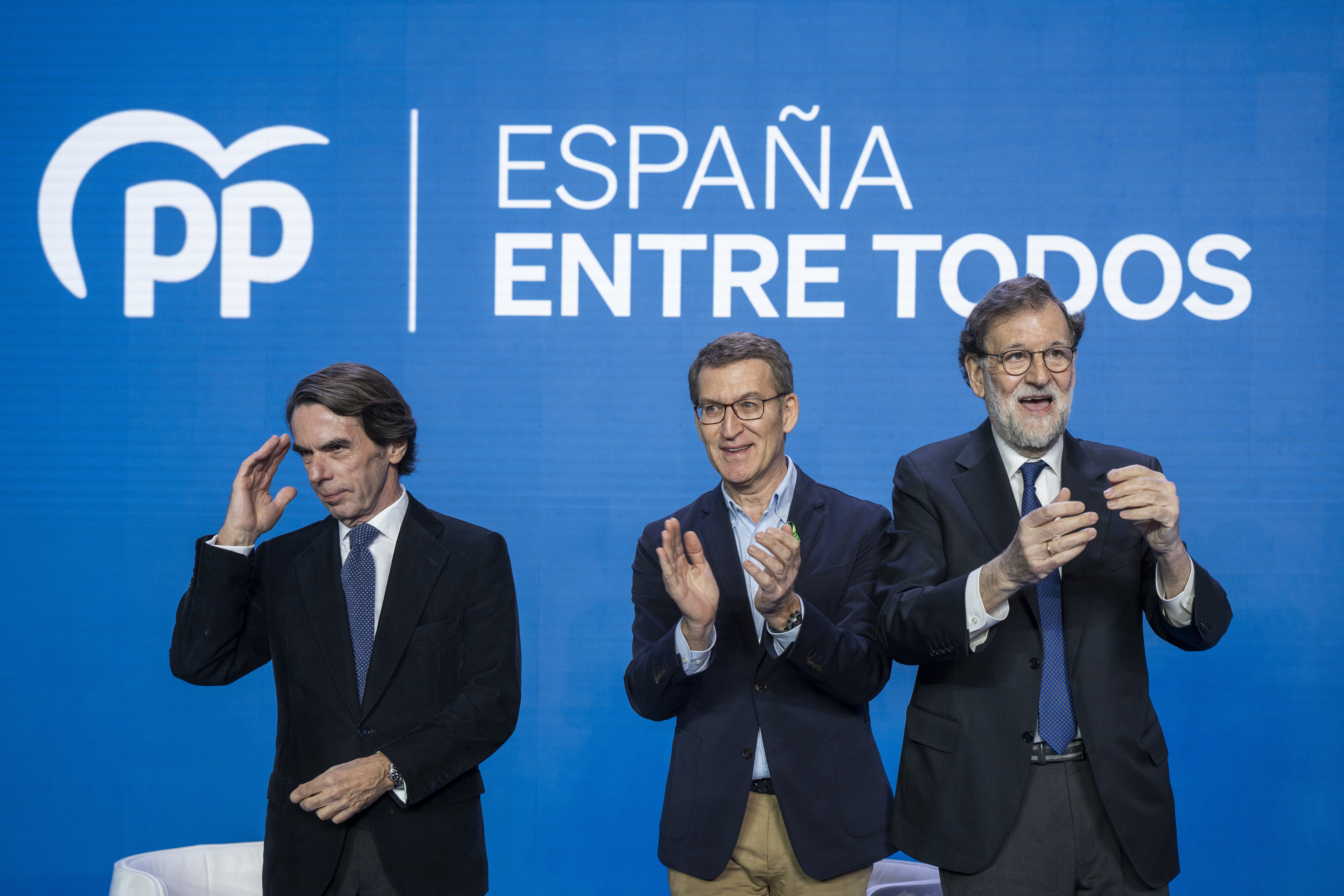 Rajoy i Aznar catapulten Feijóo cap a la Moncloa: "Suport sense reserves i sense fissures"