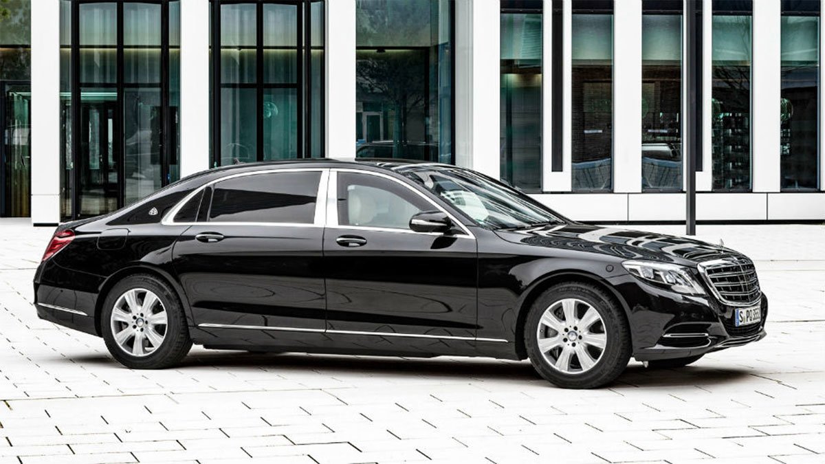 Mercedes canvia el color dels llums dels fars del cotxe