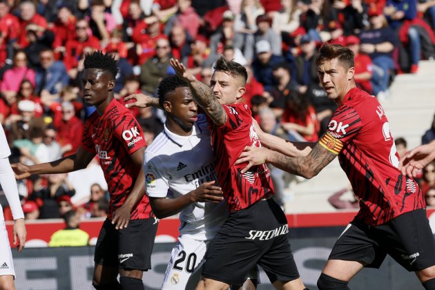 Vinícius Júnior empujon Maffeo Mallorca Reial Madrid / Foto: EFE