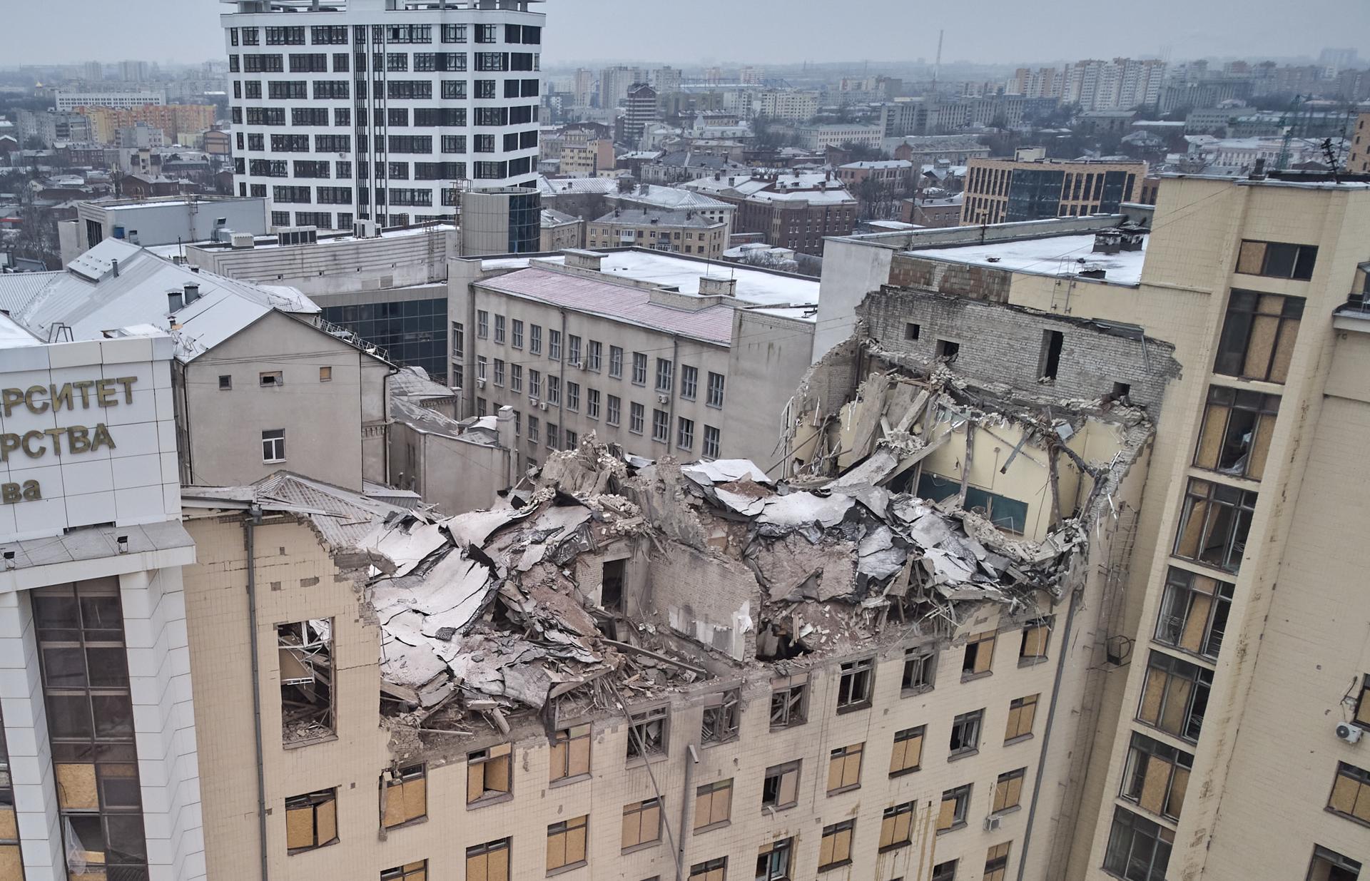 Rusia ataca un edificio de viviendas en Járkov