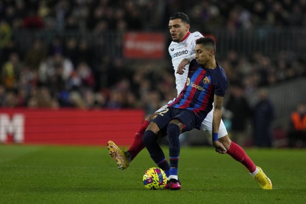 Raphinha Karim Rekik Barça Sevilla / Foto: EFE Raphinha Karim Rekik Barça Sevilla / Foto: EFE