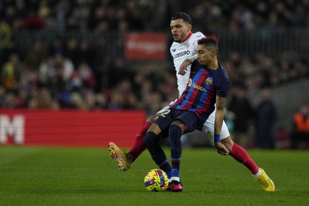 Raphinha Karim Rekik Barça Sevilla / Foto: EFE