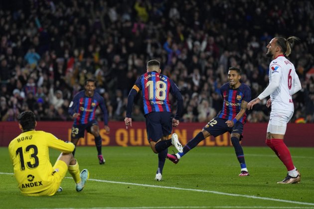 Jordi Alba gol Barça Sevilla Raphinha / Foto: EFE