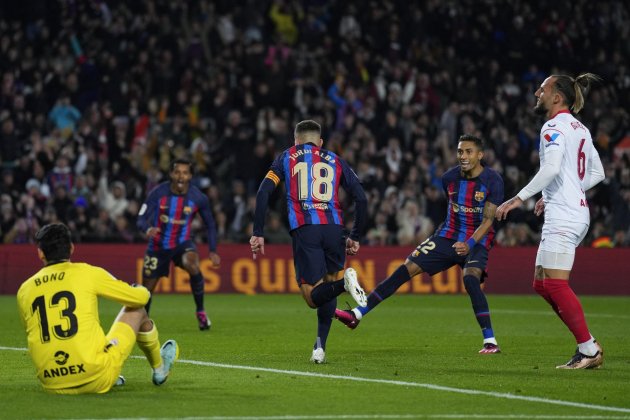 Jordi Alba gol Barça Sevilla Raphinha / Foto: EFE Jordi Alba gol Barça Sevilla Raphinha / Foto: EFE