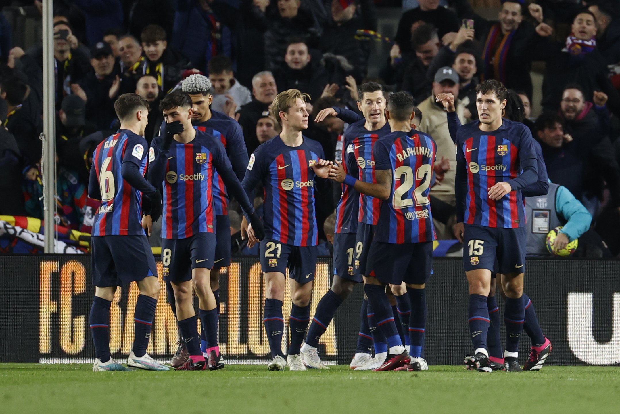 El Barça doblega a un correoso Sevilla (3-0) y deja al Real Madrid a 8 puntos en una jornada de Liga redonda