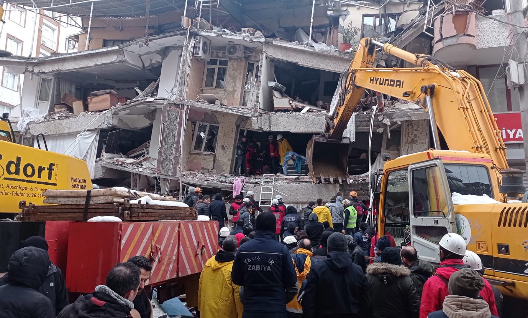 Un terremoto de 7,8 grados sacude Turquía y Siria y deja casi 1.800 muertos