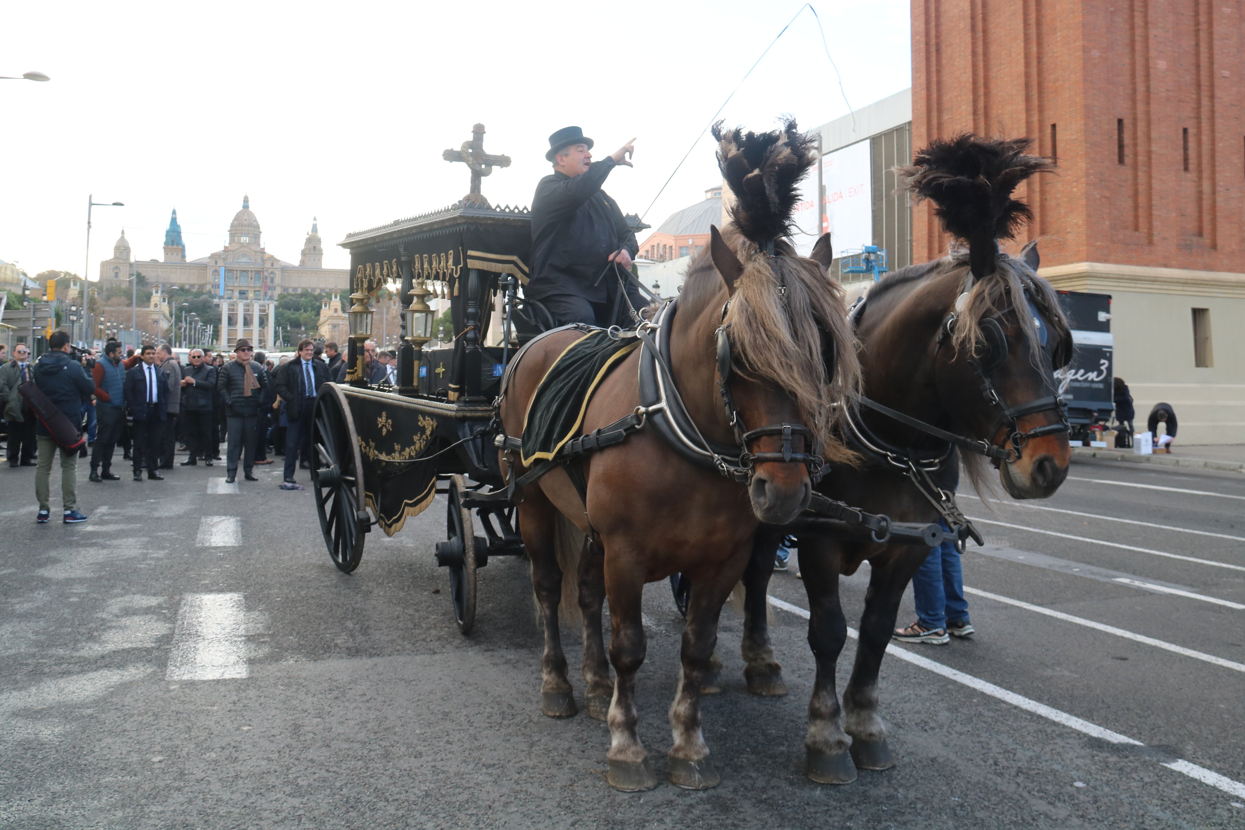 Una carroza fúnebre encabeza la protesta de las VTC en Barcelona