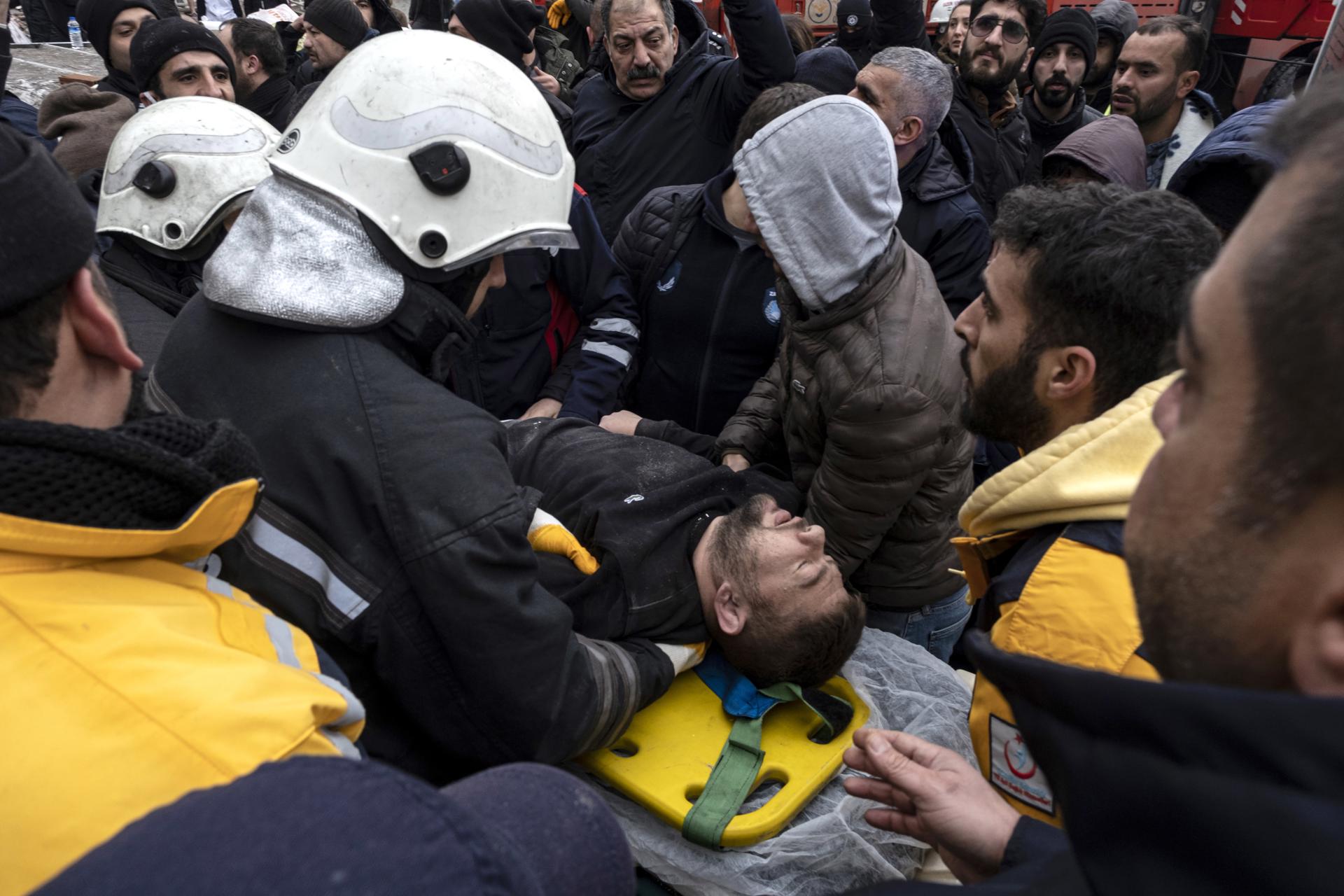 Los supervivientes del terremoto en Turquía relatan el horror: "He pensado que al menos moriríamos juntos"