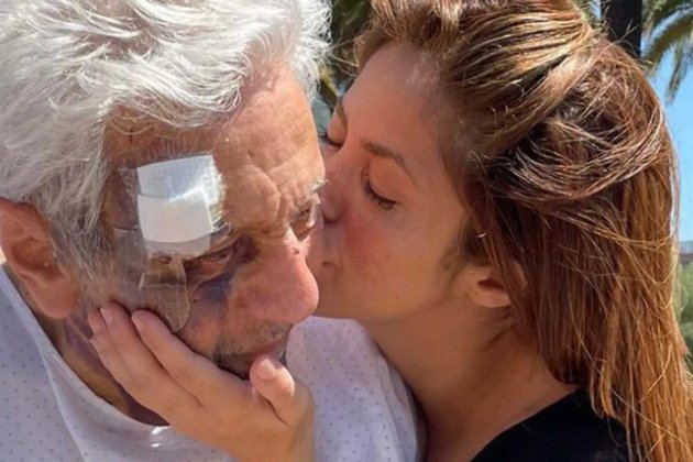 Shakira besa a su padre REDES Shakira besa a su padre REDES