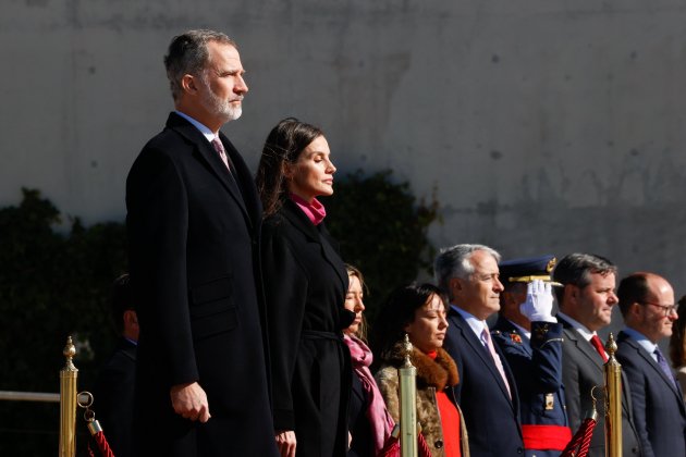 Felipe Letizia ojos cerrados himno aeropuerto GTRES Felipe Letizia ojos cerrados himno aeropuerto GTRES