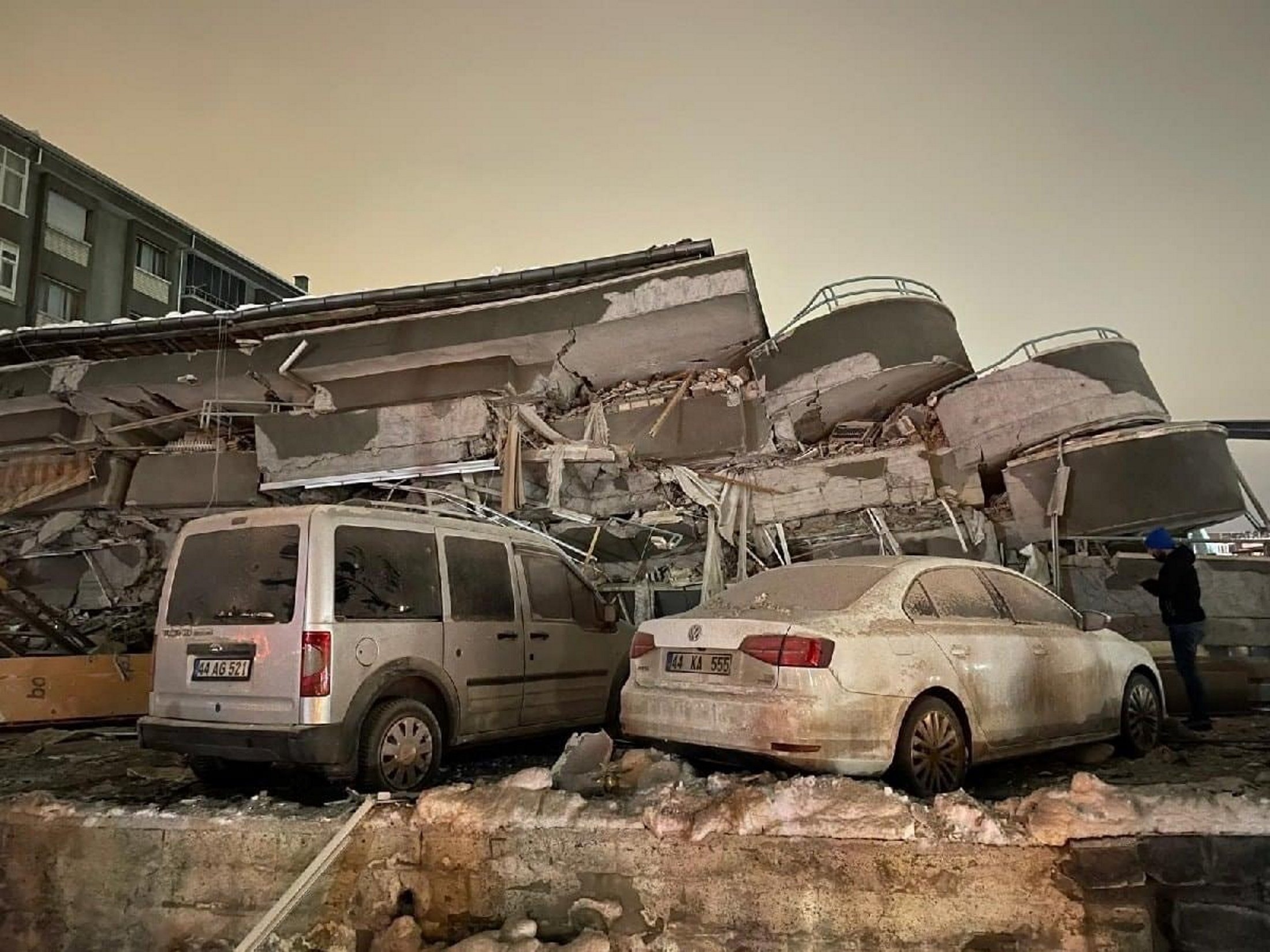 La xifra de morts pel terratrèmol a Turquia i Síria s'eleva a més de 3.000