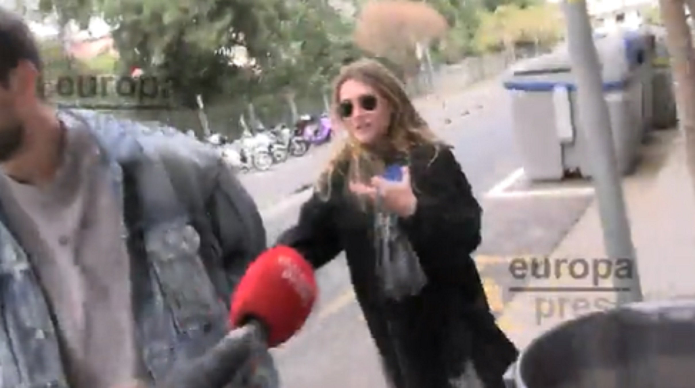 Clara Chía rient davant de les preguntes del reporter EP Clara Chía rient davant de les preguntes del reporter EP