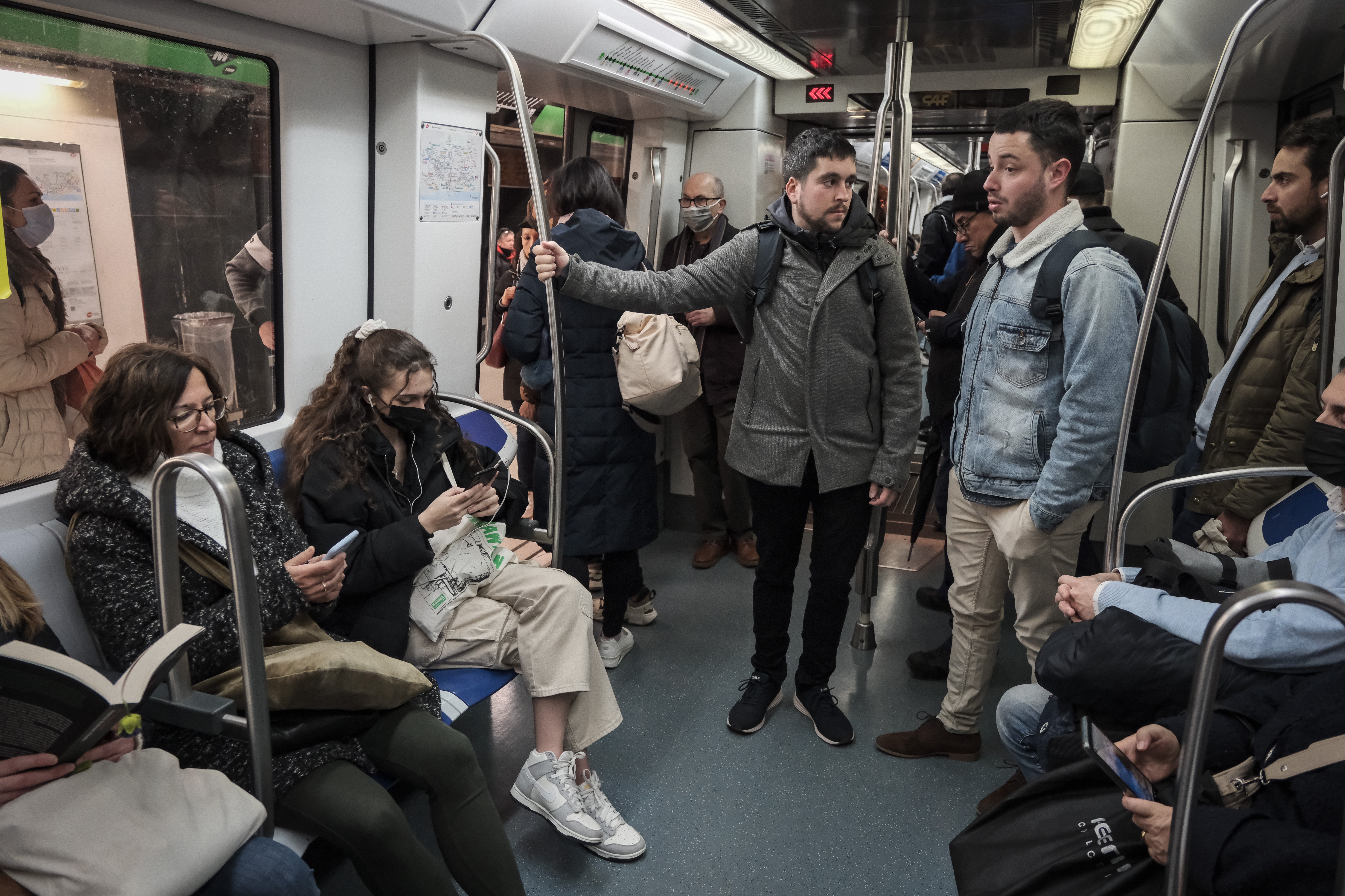 El fin de la mascarilla en el transporte público tres años después: el Gobierno aprueba hoy su retirada