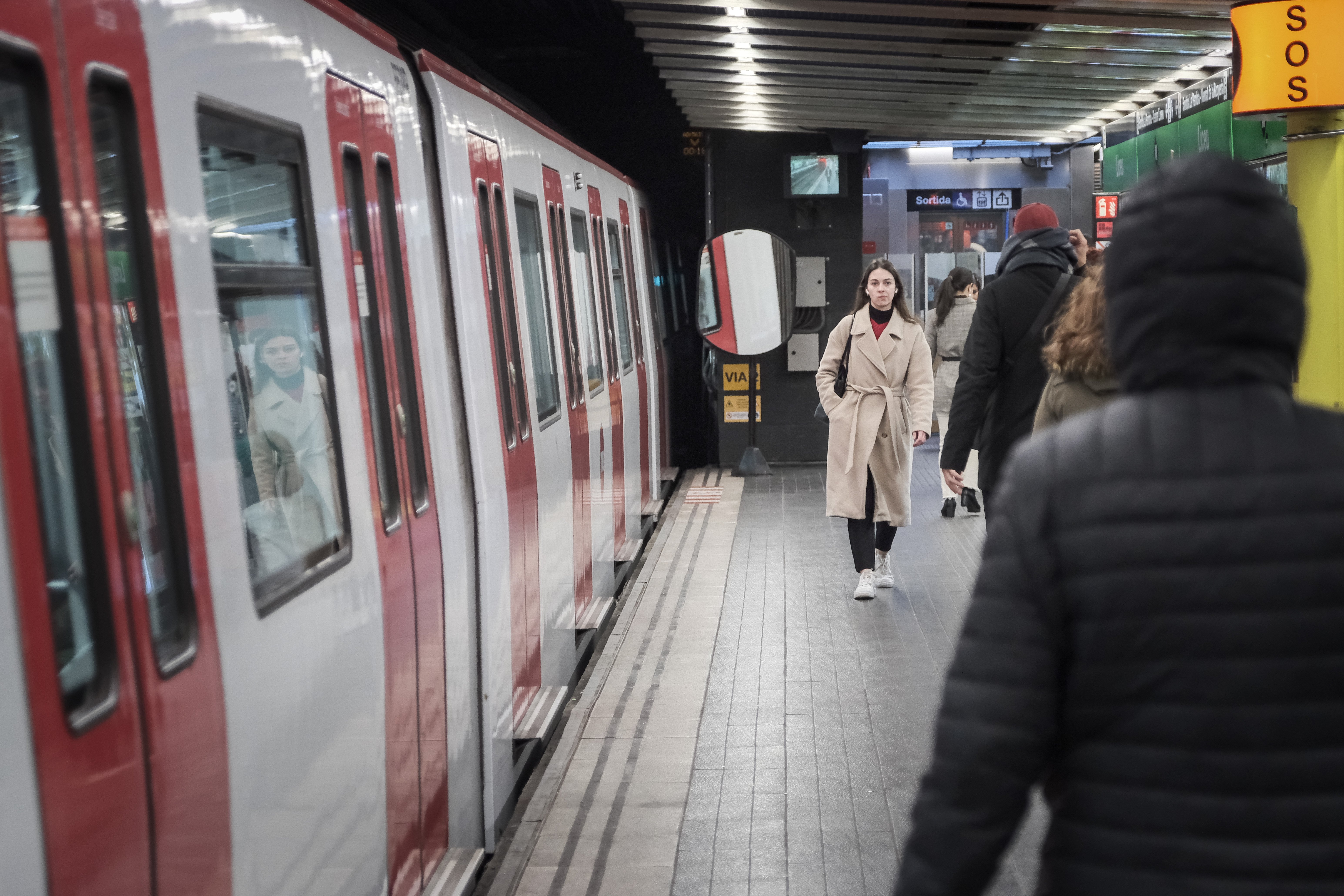 Incidencia en la L1: el metro no para en Urgell sentido Bellvitge por un escape de agua