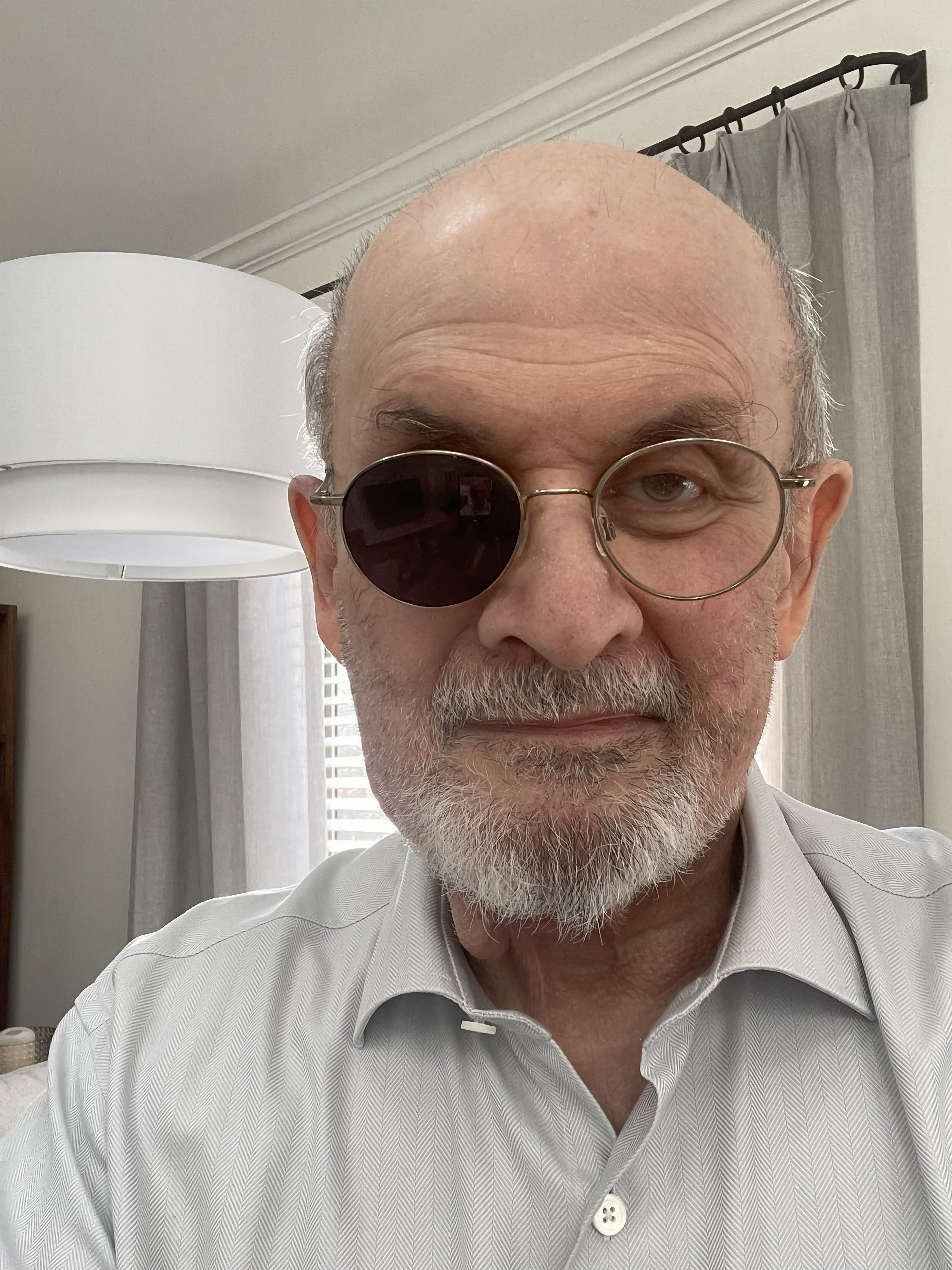 Una fundación de Irán premia al atacante de Salman Rushdie