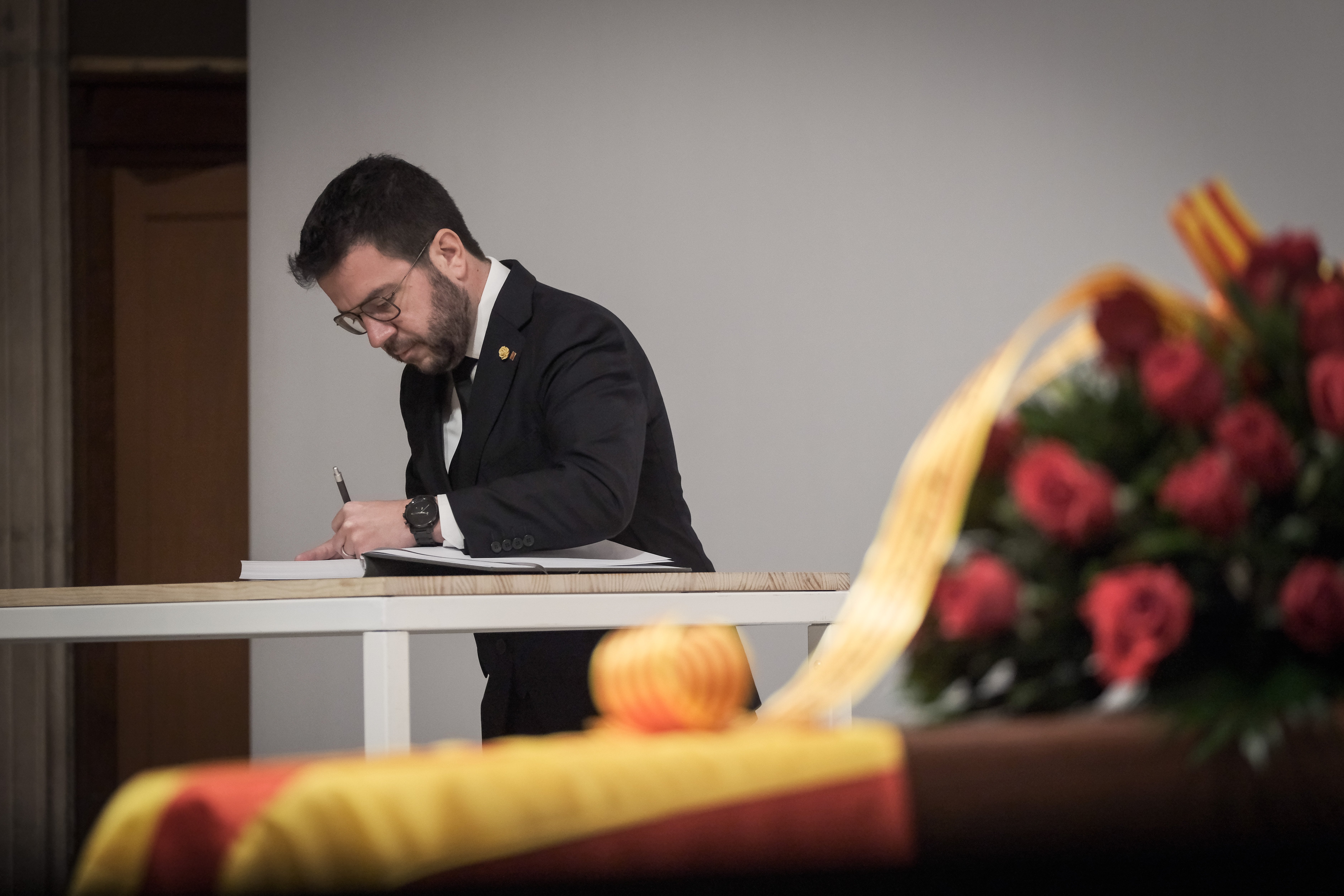 capilla ardiente escritor josep maria espinas palacio generalidad presidente pere aragones firma - carlos baglietto