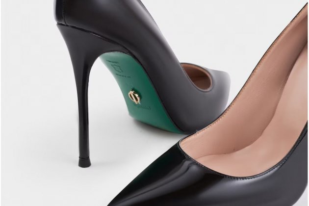 Zapatos de salón de mujer de piel charol color negro de Omais1 Zapatos de salón de mujer de piel charol color negro de Omais1