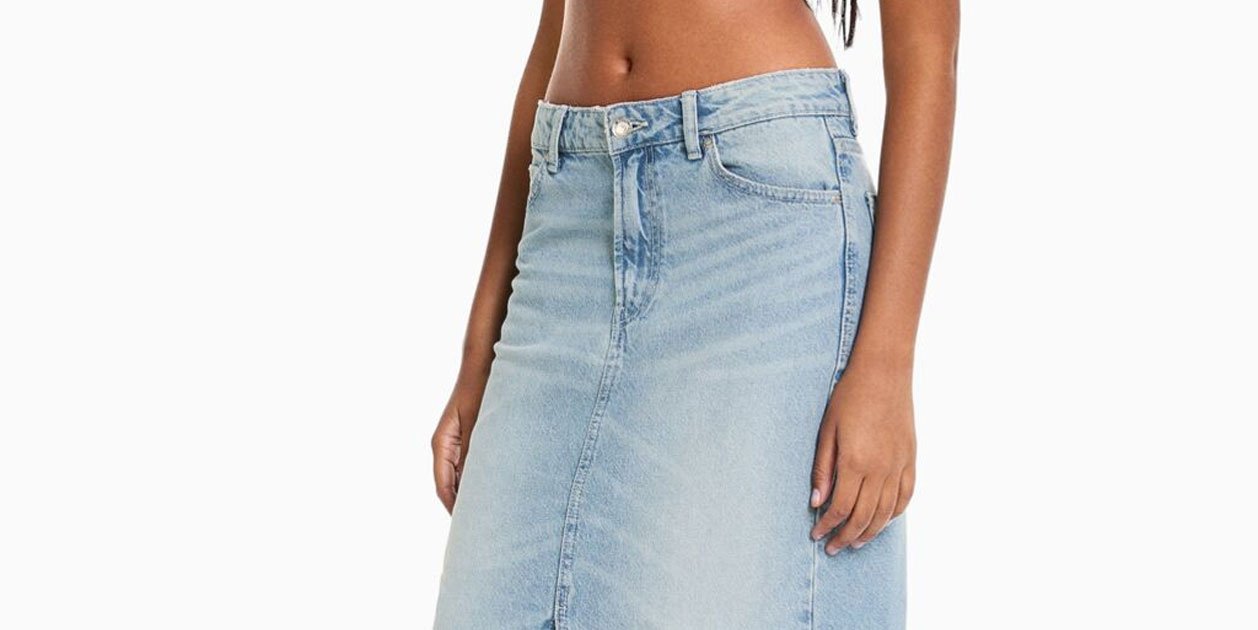 Bershka ha creat la faldilla denim llarga més autèntica que pots imaginar per 24,99 euros