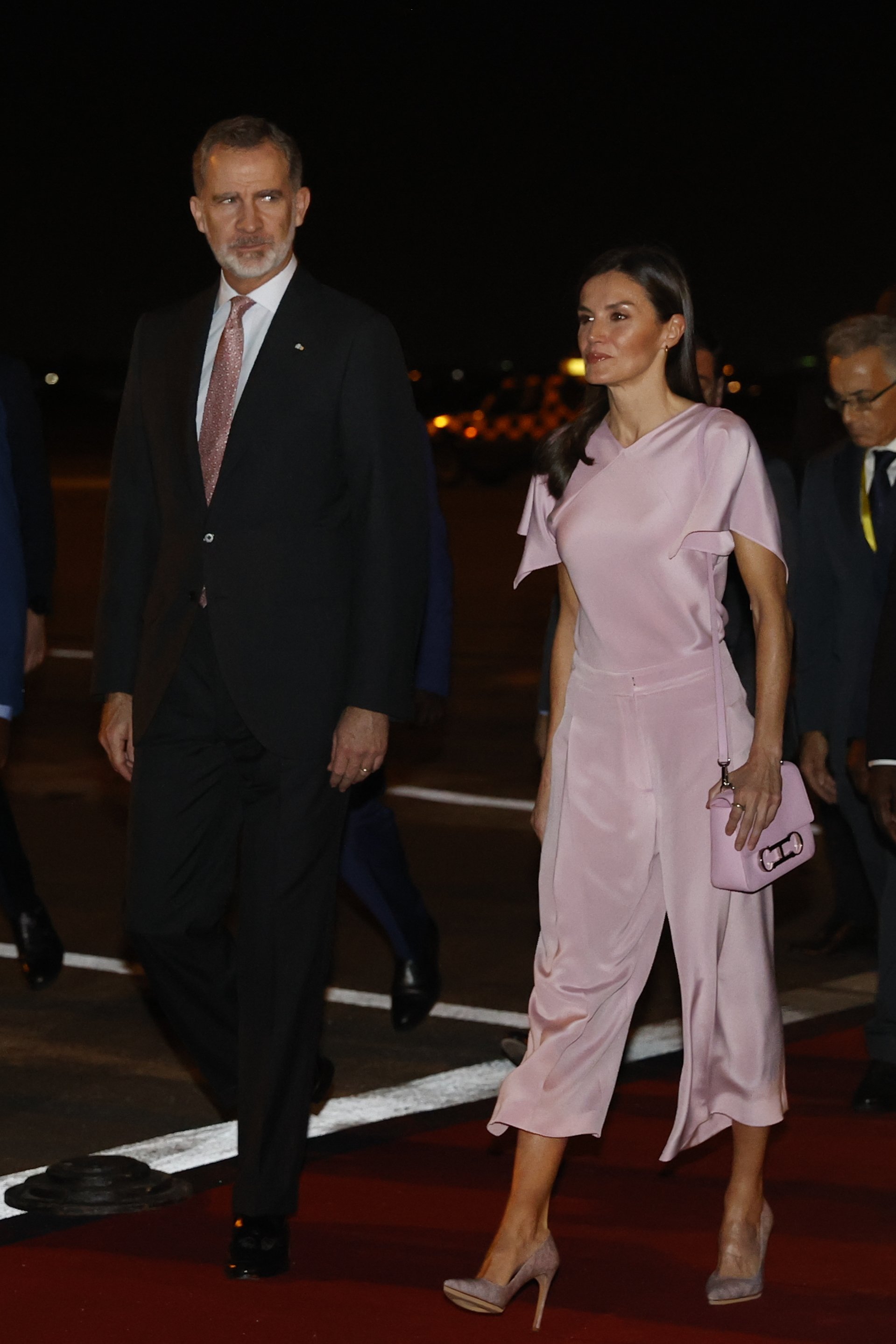 Felipe y Letizia bajan avión Angola EFE