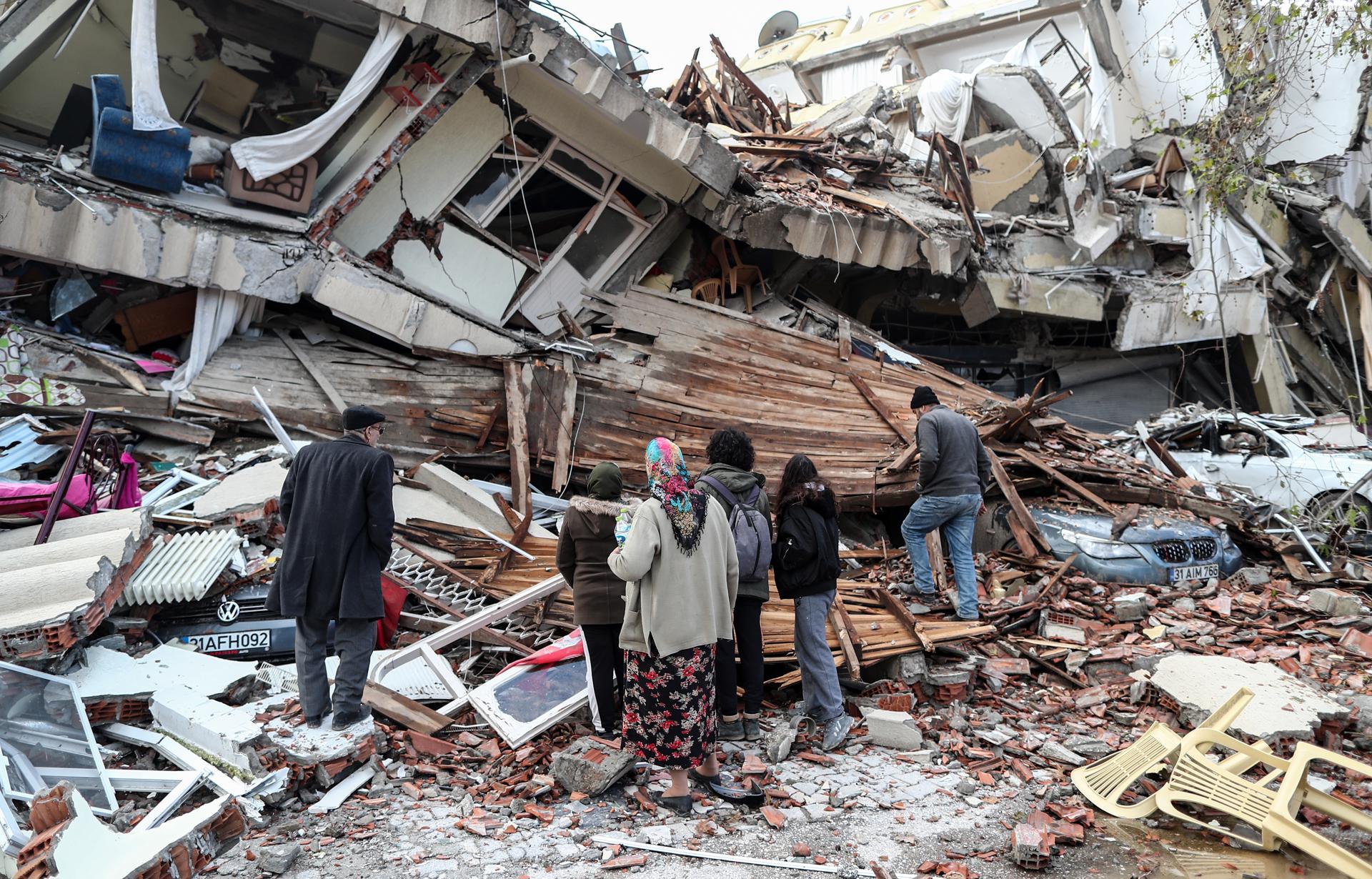 El balance por los terremotos en Turquía y Siria sobrepasa los 7.600 muertos