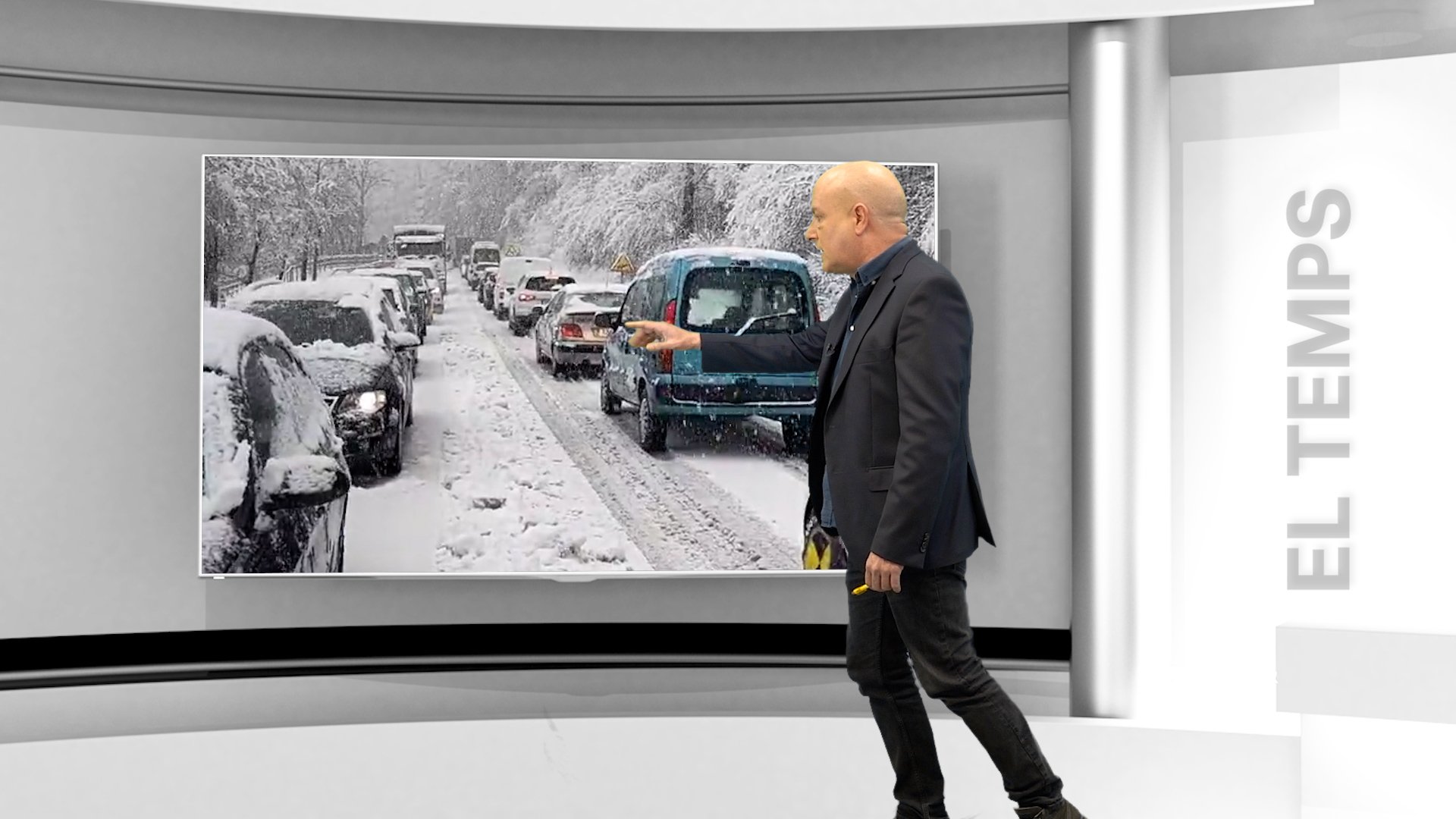 Fuerte nevada y peligroso temporal en Catalunya: coches atrapados en la carretera