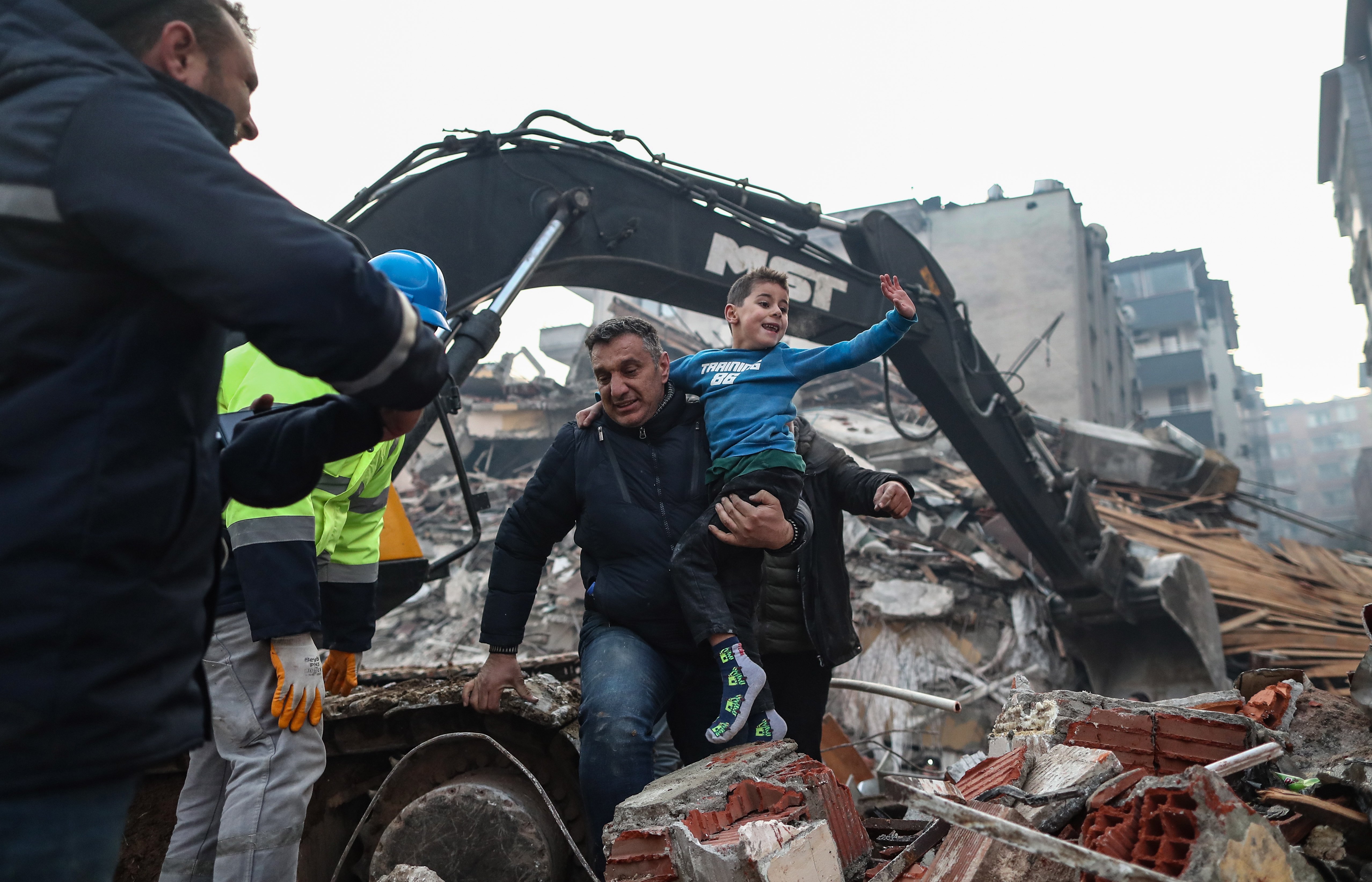 Lucha a contrarreloj para rescatar a supervivientes del terremoto: "El tiempo se agota"