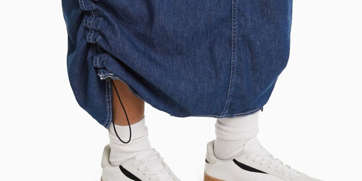 La vuitena meravella de Bershka és la faldilla denim midi paraxut, només per a dones tendència