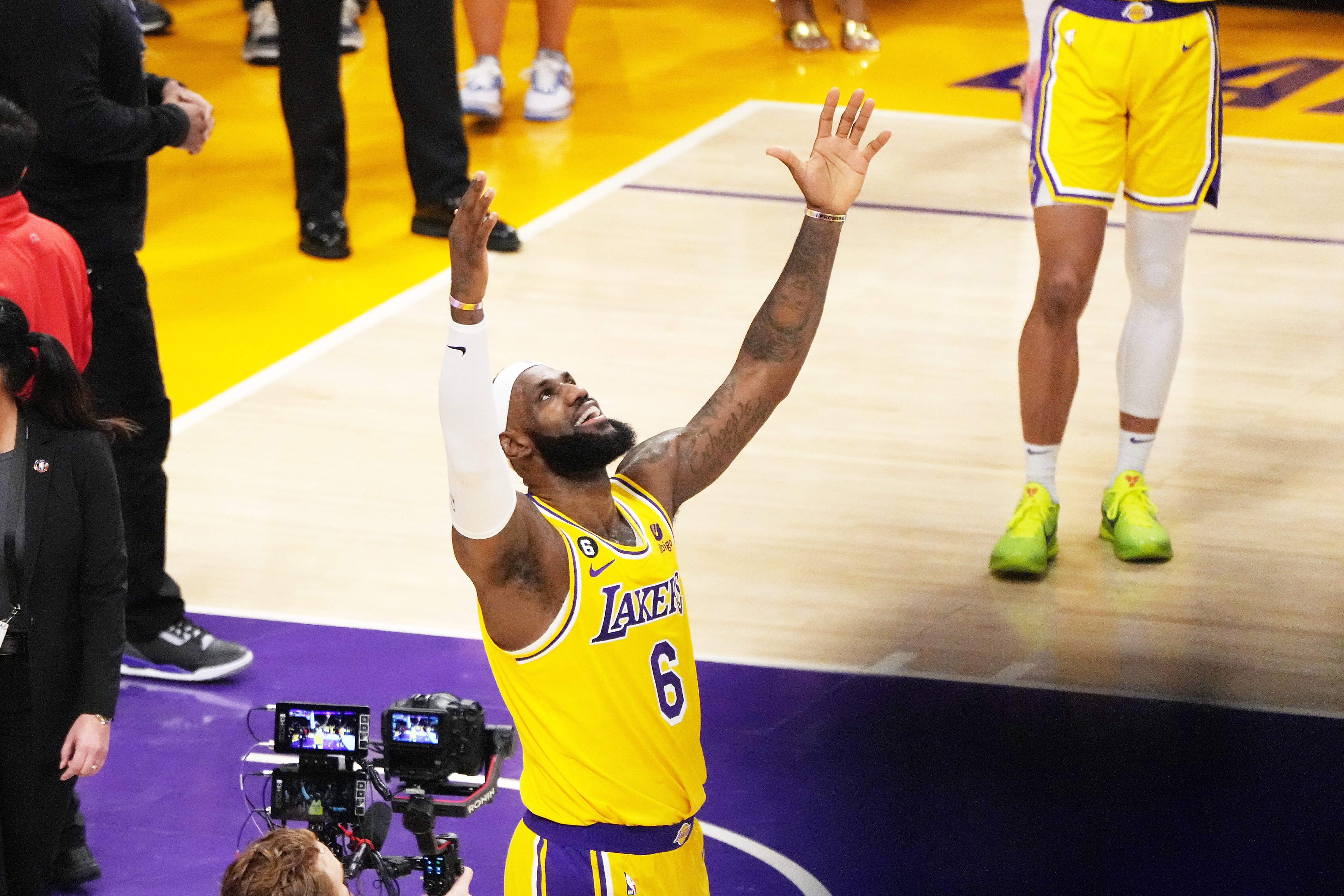 LeBron James és el nou rei de l'NBA: rècord de punts i dos anys més