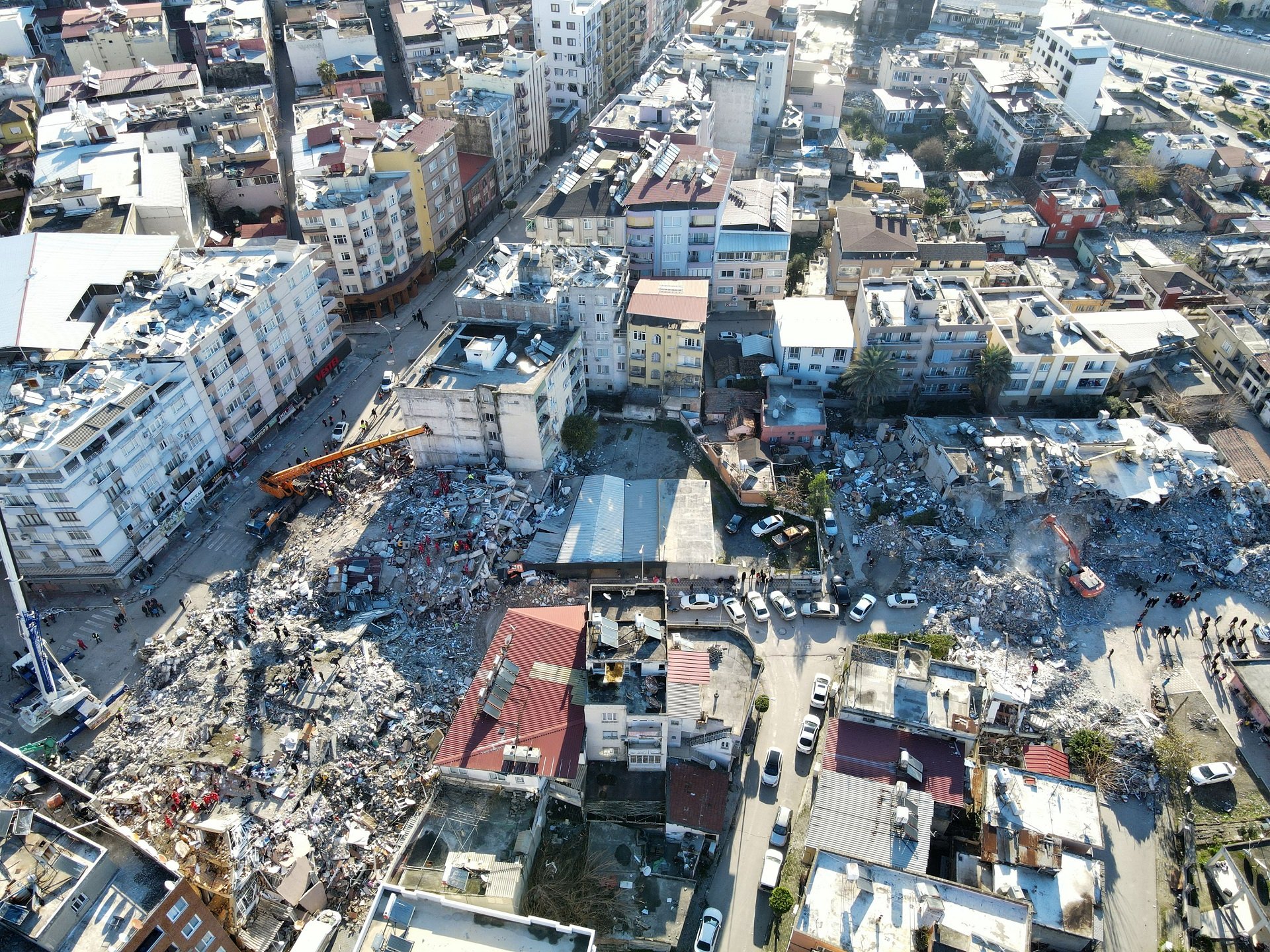 L'abans i el després de la destrucció del terratrèmol a Turquia, a vista de satèl·lit