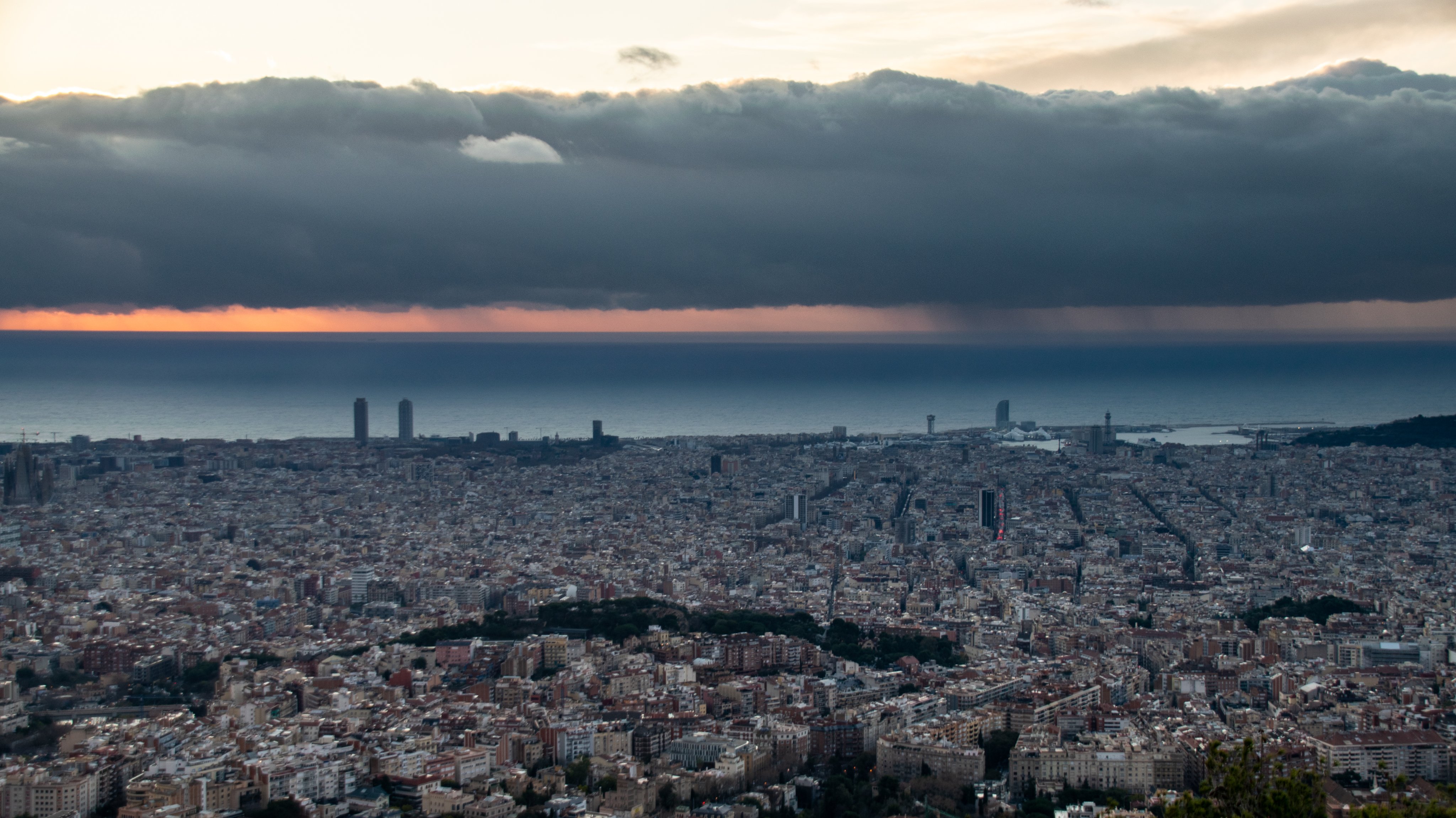Barcelona, xàfecs dispersos mar endins / Foto: Alfons Puertas