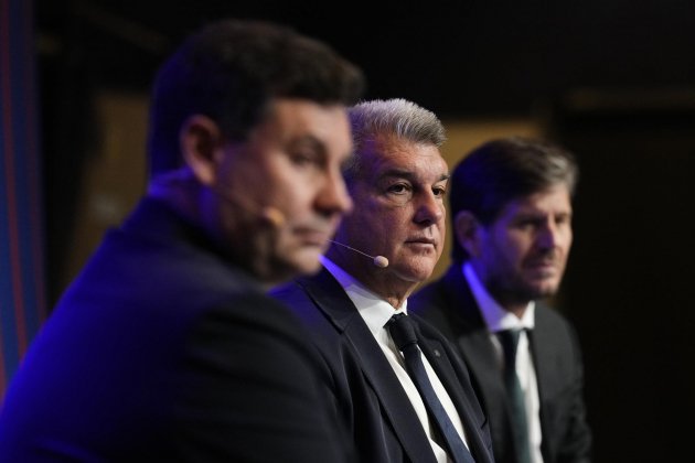 Joan Laporta serio al lado de Mateu Alemany y Eduard Romeu / Foto: EFE