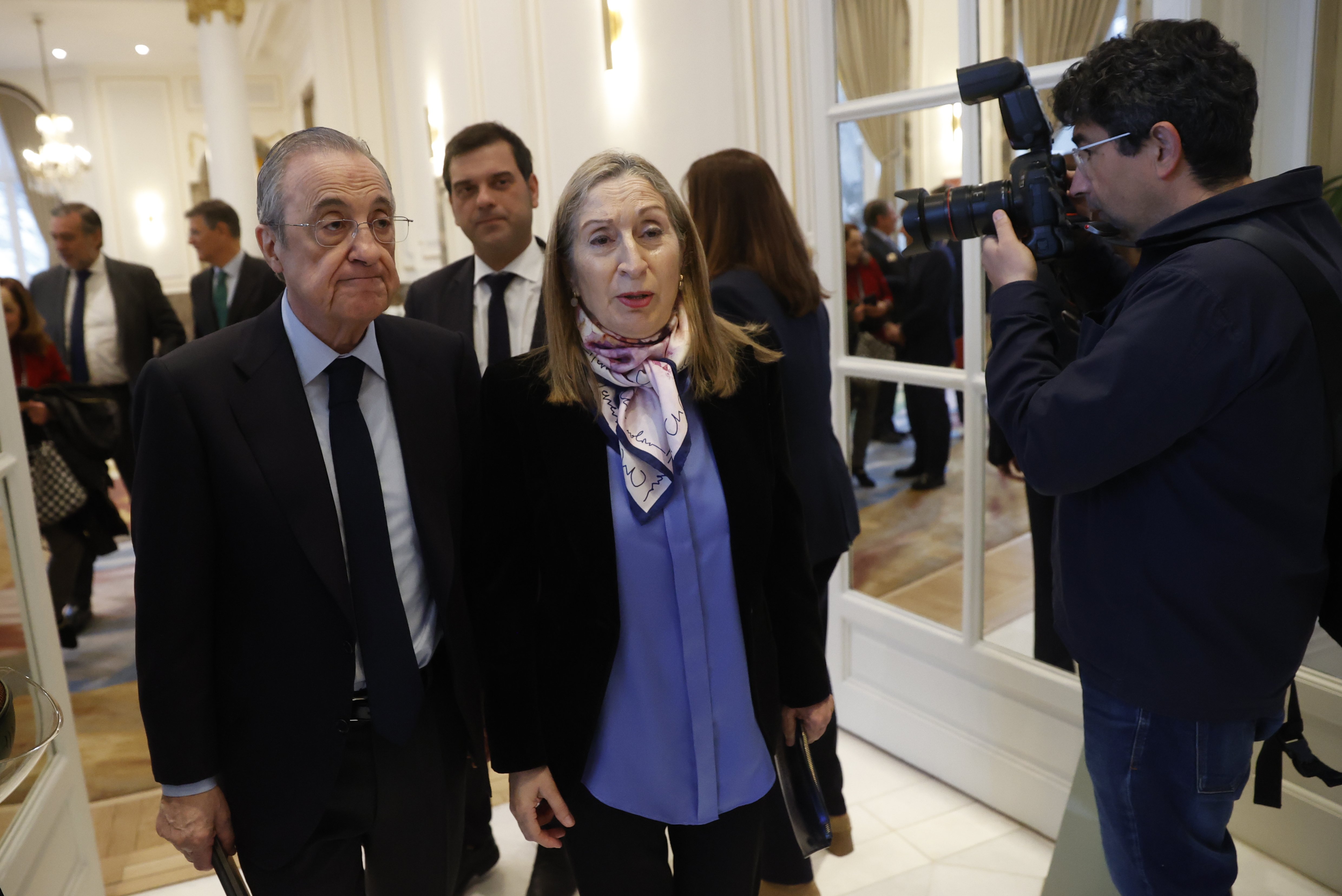Florentino Pérez, alertado de graves problemas fuera del Real Madrid, dispara la preocupación