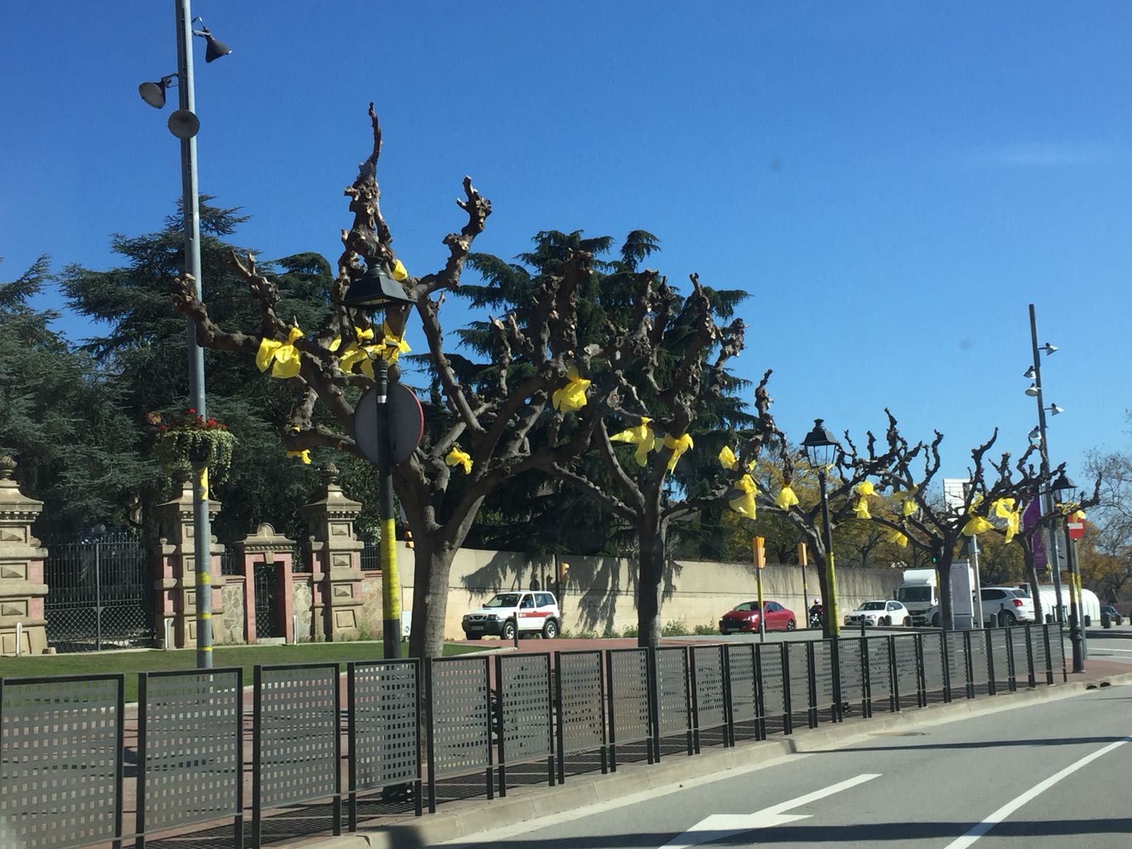 Tiñen de amarillo el barrio del empresario alemán que quiere a los independentistas presos