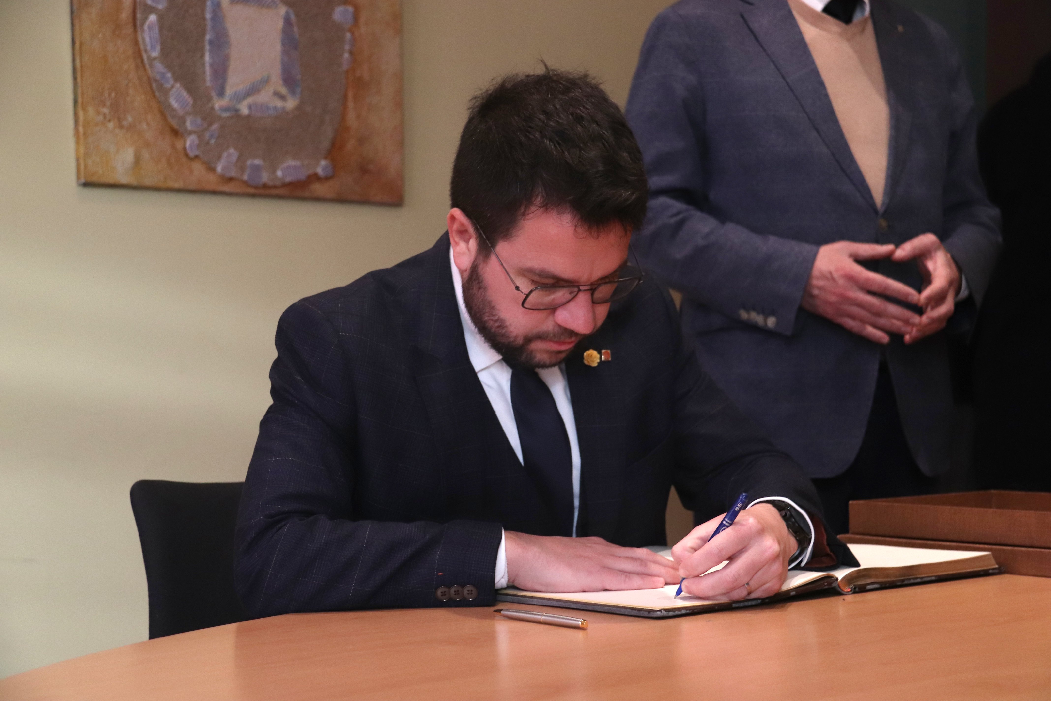 Aragonès defiende la "presunción de inocencia" de Borràs